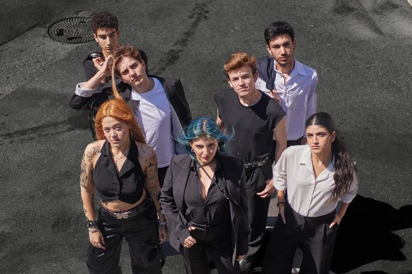 Le pull femme rouge brique : l'indispensable de l'hiver